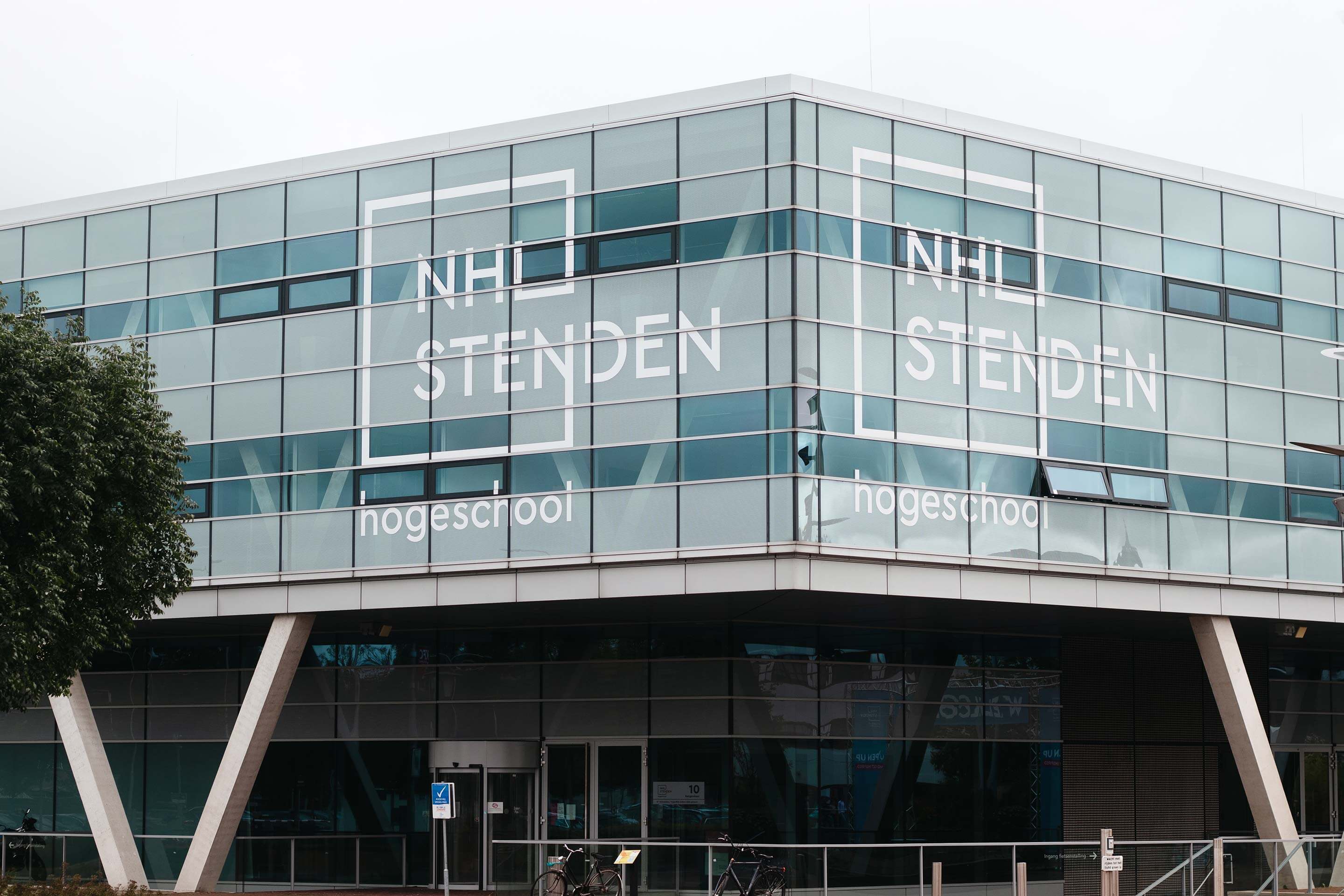 Glazen schoolgebouw NHL Stenden hogeschool Leeuwarden