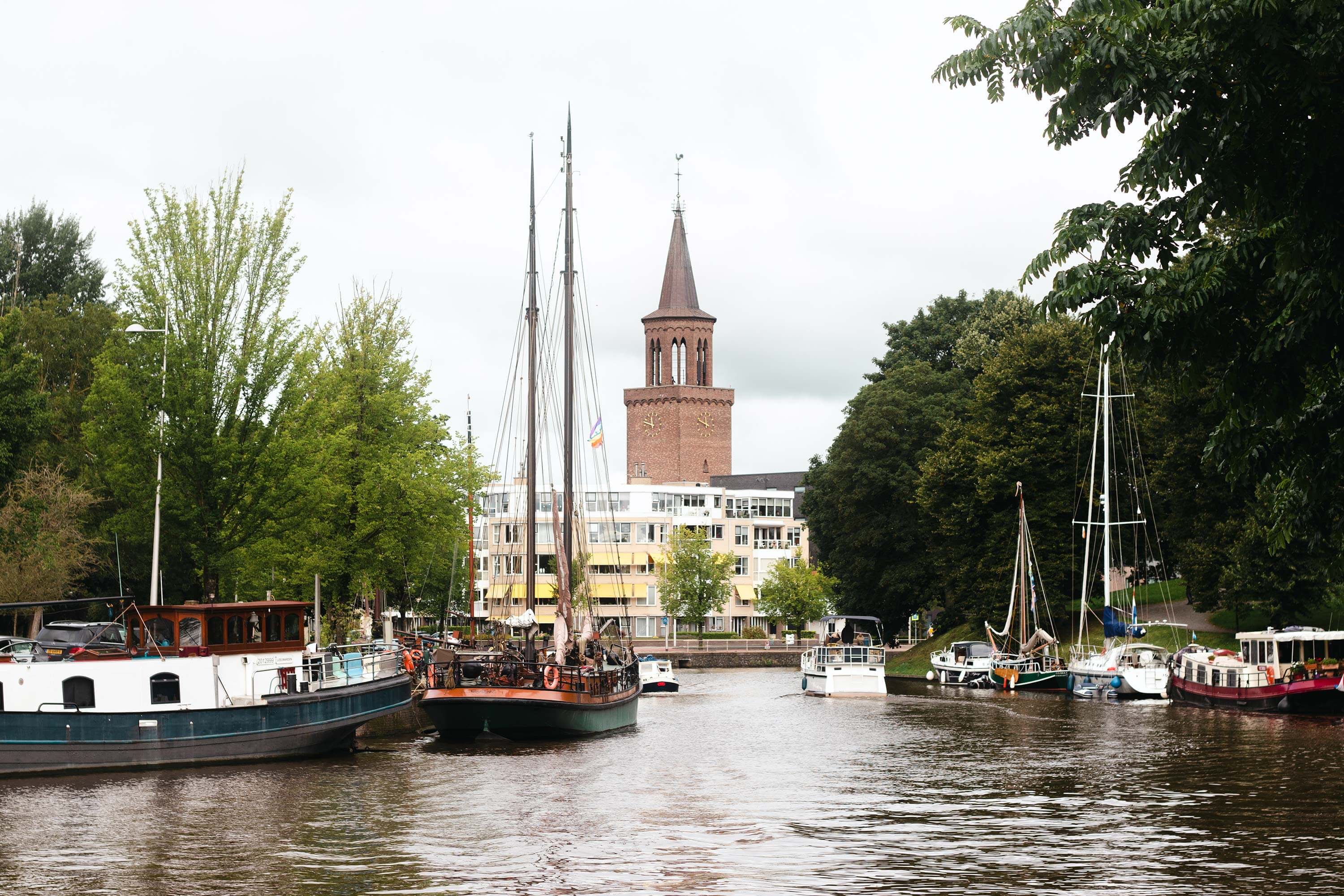 Wester Stadsgracht met uitzicht op de Sint Dominicuskerk Leeuwarden