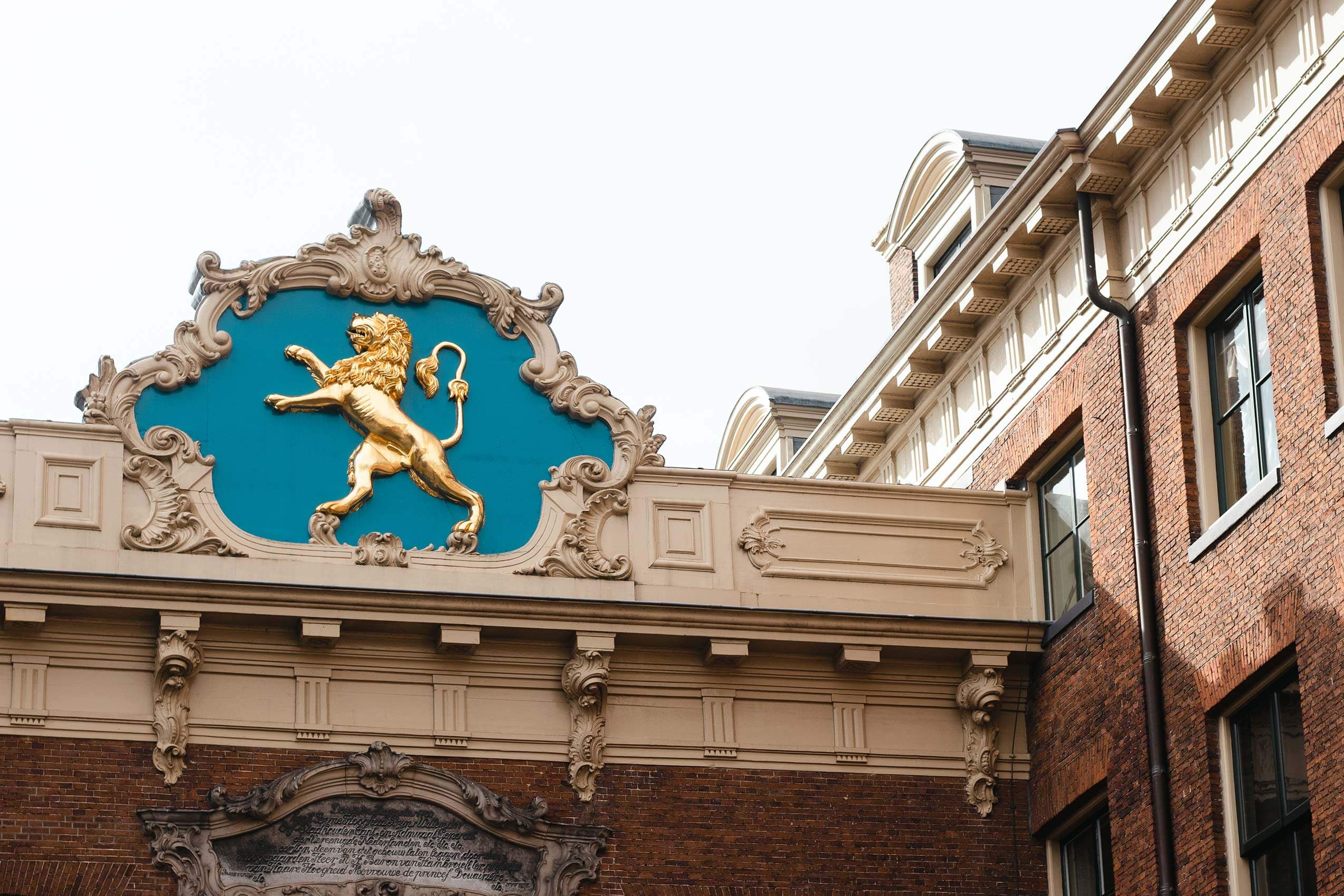 Zijgevel van het Leeuwarder Stadhuis met de Leeuwarder wapenleeuw